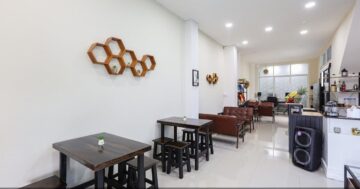 StayKa Phuket: уютный бар-ресторан при мини B&B с лучшим кофе и полезным завтраком, приветливый персонал и база у пляжей