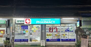 Khao Khad Pharmacy — англоязычный персонал, есть прачечная и сильные средства от комаров, но ограниченный ассортимент и высокие цены, открыта до восьми тридцати вечера