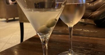 Churchills Phuket Old Town — культовый лаундж для ценителей сигар с кубинской и новомировой коллекцией, уютными креслами и знающей командой