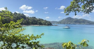 Pantai Haad Laem Sing в Пхукете — укромный красивый пляж с естественной тенью и видом, до которого нужен недлинный подъем и осторожность при приливе