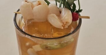 Samutr Bar: панорамный 180° вид на море и идеальная локация для фото и отдыха на террасе отеля, но десерты и напитки часто не соответствуют цене