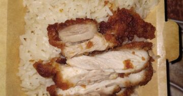 AI анализ отзывов о คัมภีร์ข้าวมันไก่: блюда хвалят, но хаос в обслуживании и жалобы на порции объясняют низкий рейтинг — правда внутри