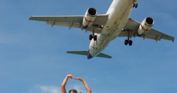Mai Khao Beach Flight Viewing Point в Пхукете: когда ехать, чтобы увидеть низкие посадки самолётов и не промахнуться с сезоном