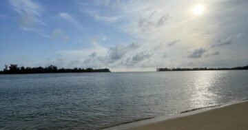 Tha Nun Beach: тихая пляжная жемчужина с кристальной водой и панорамным видом на мост Сарасин — идеальное место для спокойного отдыха