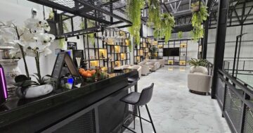 Padel Bay Indoor Club в Пхукете — чистый ухоженный крытый клуб с высокими потолками, мощным кондиционированием, парковкой и активным сообществом в WhatsApp