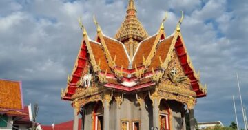 Wat Ladthi Wanaram (Wat Tai) в Пхукете — ночной рынок с огнями у озера или тихое место благословений монахов среди фигурок животных и храмов?