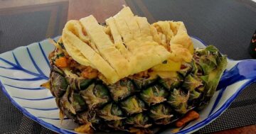 Как сэкономить в Mr Yong’s у Le Meridien: берите Koong Ob Woon Sen, омлет и ананасовый рис, просите свежий чили и обходите жареную рыбу и маленькие порции