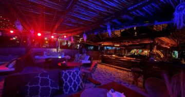 The Wave Beach Bar & Surfing — идеальное пляжное убежище, чтобы забыть о суете: смотреть волны и закаты под чилл‑музыку с холодным пивом и уютом