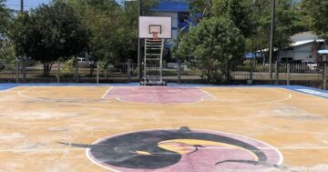 Srisunthon Basketball Club на улице: отличная уличная площадка с качественным покрытием и атмосферой для игры, но зависит от погоды