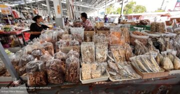 Тайский рынок один из дешевых — настоящий местный рынок со свежими морепродуктами и фруктами по заметно более низким ценам, чем у туристов