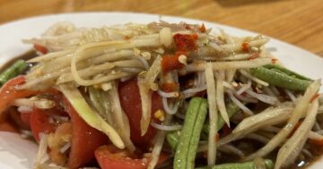 Ржавый навес и уличные столы, но лучшие иссан блюда в округе — почему постоянные клиенты терпят часовые ожидания за честную цену