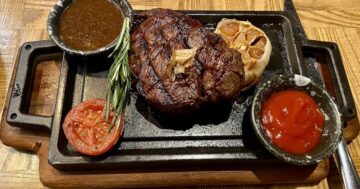 Sears & Co. Bar and Grill Пхукет: гостиничный стейкхаус у пляжа, где стейки, коктейли и внимательный сервис превосходят ожидания гостей