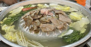 Экспертный анализ этого таиландского му крата: широкая сковорода, жара держится без подбрасывания угля, три ценовых уровня и соусы, которые скрывают гости