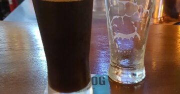 Crafty Coyote Pub в Nai Harn — крафтовое пиво, бокалы для дегустации, дружелюбный персонал и удобный заказ еды из соседних ресторанов