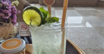 Junction Bar в Pullman Panwa: дневная панорама океана и бесплатные закуски, но вечерняя атмосфера раскрывается только ночью — зайдёте?