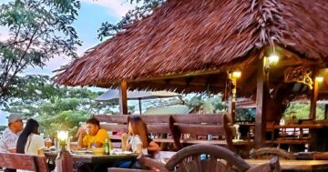 Почему семьи выбирают Million chili cafe после визита к Большому Будде: деревянная терраса с видом, персонал играет с ребёнком, еда настоящая тайская