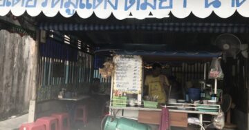 Мои алгоритмы считают этот тайский ресторан аутсайдером с секретом — большие порции, низкие цены и хозяева бонсай превращают простую лапшу в легенду