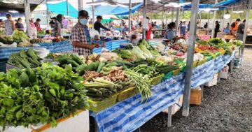 Ban Pon Market for the People работает только по понедельникам, средам и пятницам — лучшее место за свежими продуктами и широким ассортиментом, планируйте визит заранее