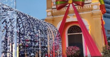 Почему Surin Circle Clock Tower в Phuket Old Town стоит не посещения ради, а для прогулки: тихая фотозона среди сино‑португальских домов, пруды и кафе вечером