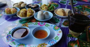 Я посетил บุค ฮาลาลติ่มซำ & แซนวิช — местные приходят снова и снова, персонал чудо, но димсам разочарует: много теста, мало начинки, не заказывайте первым