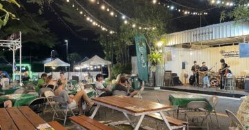 Phuket Indy Night Market: почему идти только в среду‑пятницу вечером — живая музыка и фаер‑шоу, чистые столы, где найти недорогую еду и пиво