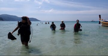 Kata Beach Shore Dives Meeting Point — тихий пляж с чистой прозрачной водой и мягким песком, рифы для снорклинга и организованные подводные уборки, к которым стоит присоединиться