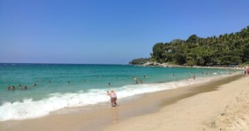 Surin Beach: секрет Пхукета в низкий сезон — в середине дня вода прозрачна, мало людей, тихий серф, местная еда, уединённые скалы и стройка не мешает купанию