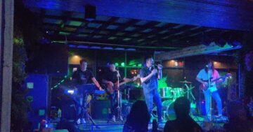 ATM Bar: уютная VIP-комната и живая музыка после девяти — бар, куда возвращаются; учтите платный бильярд и скудный выбор безалкогольных