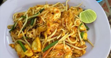 Туристы проходят мимо идеального тайского ресторана, где хозяйка готовит настоящий Pad Thai по местной цене — вот почему вы теряете лучший ужин в городе