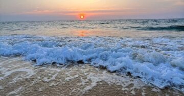 Mai Khao Beach в Пхукете — рай для авиафилов: посадки и взлёты почти над головой на южном конце пляжа у ограждения аэропорта