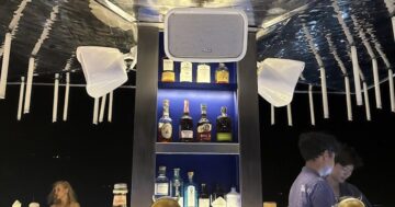Почему все едут в DOXA Skybar в Пхукете на закат: секретные коктейли, вид на пляж и персонал Марко и Эми делает вечер особенным