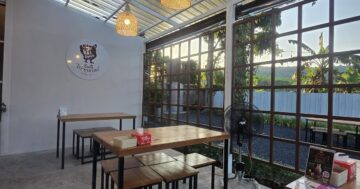 Этот безумно восхитительный อิ่มดี ไก่ซุปเปอร์ เจ้าฟ้า — курица тает во рту и сервис молниеносен, но бесит скрытое местоположение и иногда теснота