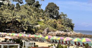 AI анализ Seacret Phuket раскрывает, почему пляжные завтраки и команда Pond Chain Smart восхищают гостей, а блюда иногда разочаровывают