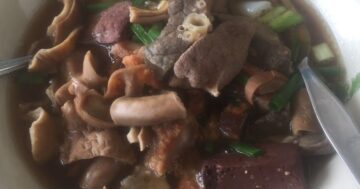 Островной хит для семейных обедов สถานีก๋วยจั๊บ обещает дешевый вкусный куй джап и мост к острову, но один резкий отзыв заставляет усомниться