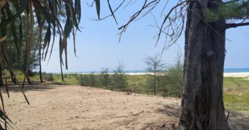 Уединённый дикий пляж Bang Khwan Beach в Таиланде — белый песок и кристально чистая вода без зданий и толп, но придётся пройти пешком