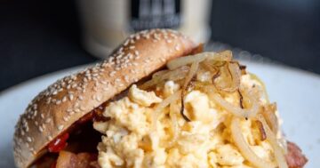Gallery Cafe Chalong хвалят за завтрак и идеальный кофе, но цены выросли, кое‑где качество упало, коворкинг с платным минимумом и громкой музыкой — брать ли детей?