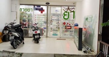 Mangkhang Pharmacy — работает ежедневно до 1:00 ночи, низкие цены и неожиданный большой ассортимент; внимательный фармацевт помог ребёнку при боли в животе