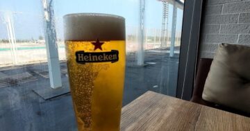 Bill Bentley Pub в аэропорту Пхукета: удобно для холодного пива, но сервис и рекламные акции часто подводят и случаются ошибки с заказами