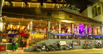 Two Chefs Kata Beach обещает живую музыку и международную еду у пляжа, но за фотогеничным фасадом скрываются завышенные цены, сырой контроль качества и риск испорченного ужина