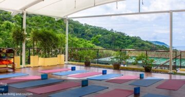 Yoga Rooftop в Пхукете: красивая крыша и включены коврик, вода, сок, но проверьте место и время пляжных занятий — частые ошибки