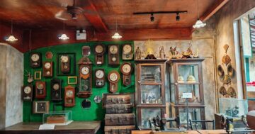 Thavorn Phuket Museum — уютный частный семейный музей в бывшем отеле с входом через кафе, где собрана живая история Пхукета и реликвии 1960‑х