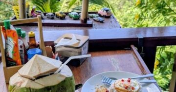 Как недорогое семейное тайское кафе на холме с видом на Freedom Beach стало местной легендой: бабушкина еда, тёплый сервис, детские игрушки и неожиданный комфорт после трудной дороги