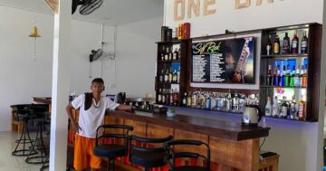 One Bar Suomi baari — рай для любителей пула: четыре профессиональных стола, домашняя кухня хозяина и тёплая атмосфера
