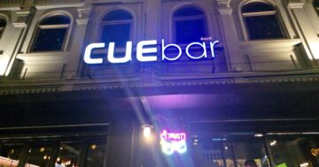 Cuebar в Пхукет-тауне: живые выступления и пул-стол на крыше, где местные и туристы встречаются — лучший бар для знакомств в Старом городе