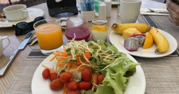 Merchant Kitchen в Marriott восхищает завтраком и сервисом, но иногда подаёт сырые и пресные блюда с медленной подачей — шок и восторг