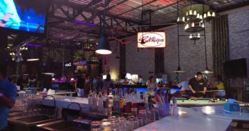 The Laguna Night Club Rawai — вход то по 200 бат, то по 1000, бар только наличными, еды почти нет; платите за шоу, кальяны и редкие сигары