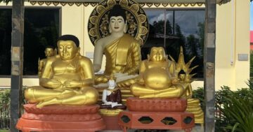 Wat Mongkhon Wararam на Пхукете — спокойный ухоженный храм с золотым Буддой, красивыми садами и почти пустыми аллеями для идеальных фото