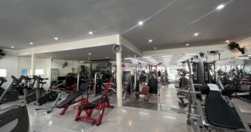 Phuket Fitness New в Пхукете открыт круглосуточно, предлагает большой выбор тренажёров и доступные цены для ночных тренировок