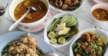 Как сэкономить в ร้านฅนไท2: приходите в будний день, делите том-ям на двоих, занимайте стол у залива, пользуйтесь парковкой и избегайте переплат