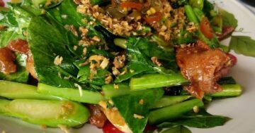 AI-анализ отзывов Chained Links вскрывает парадокс: щедрые тайские порции и дружелюбие соседствуют с жалобами о внезапной доплате